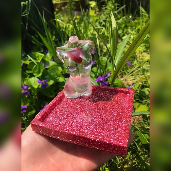 Handmade resin goddess jewelry tray with pink glitter and embedded red h… - Picture 4 of 7